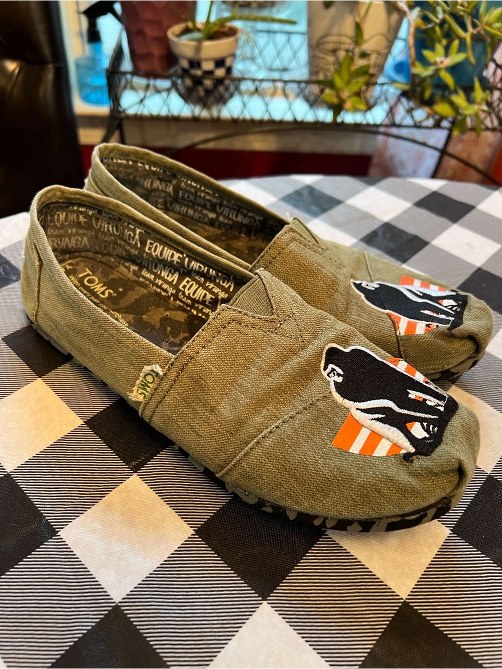 Toms Olive Canvas Slip-On Loafers Virunga Park Low Land Gorilla youth 6/women 8